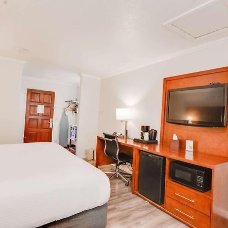 Ramada By Wyndham Mountain View Hotell Exteriör bild
