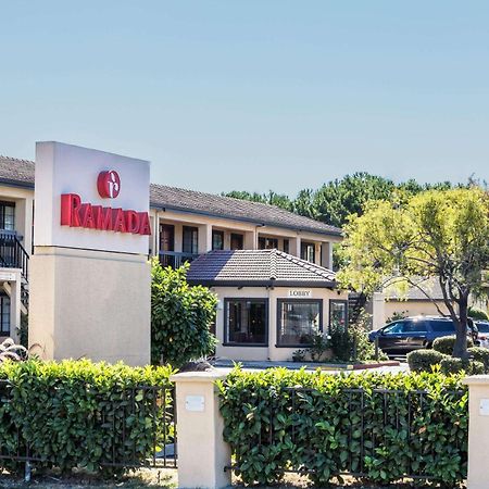 Ramada By Wyndham Mountain View Hotell Exteriör bild
