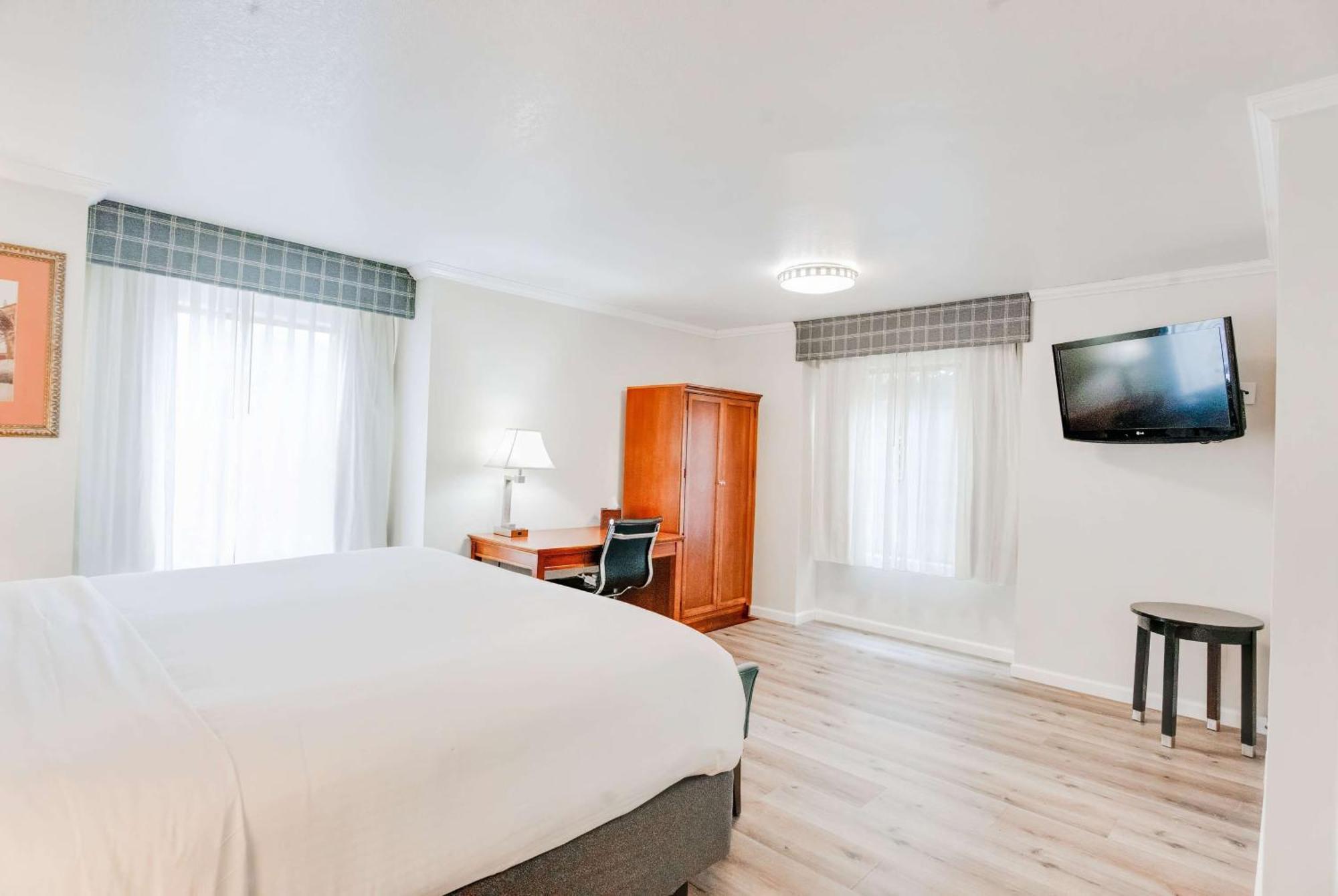 Ramada By Wyndham Mountain View Hotell Exteriör bild