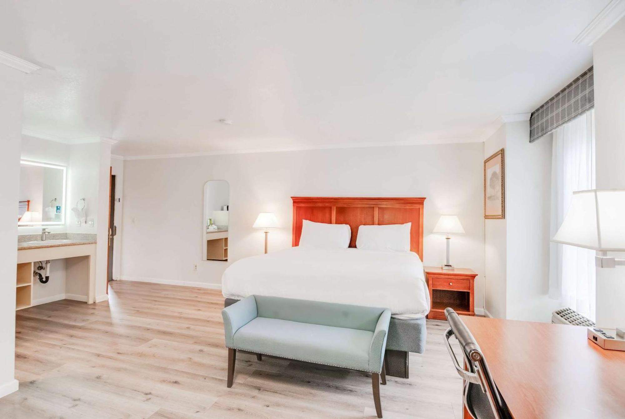 Ramada By Wyndham Mountain View Hotell Exteriör bild