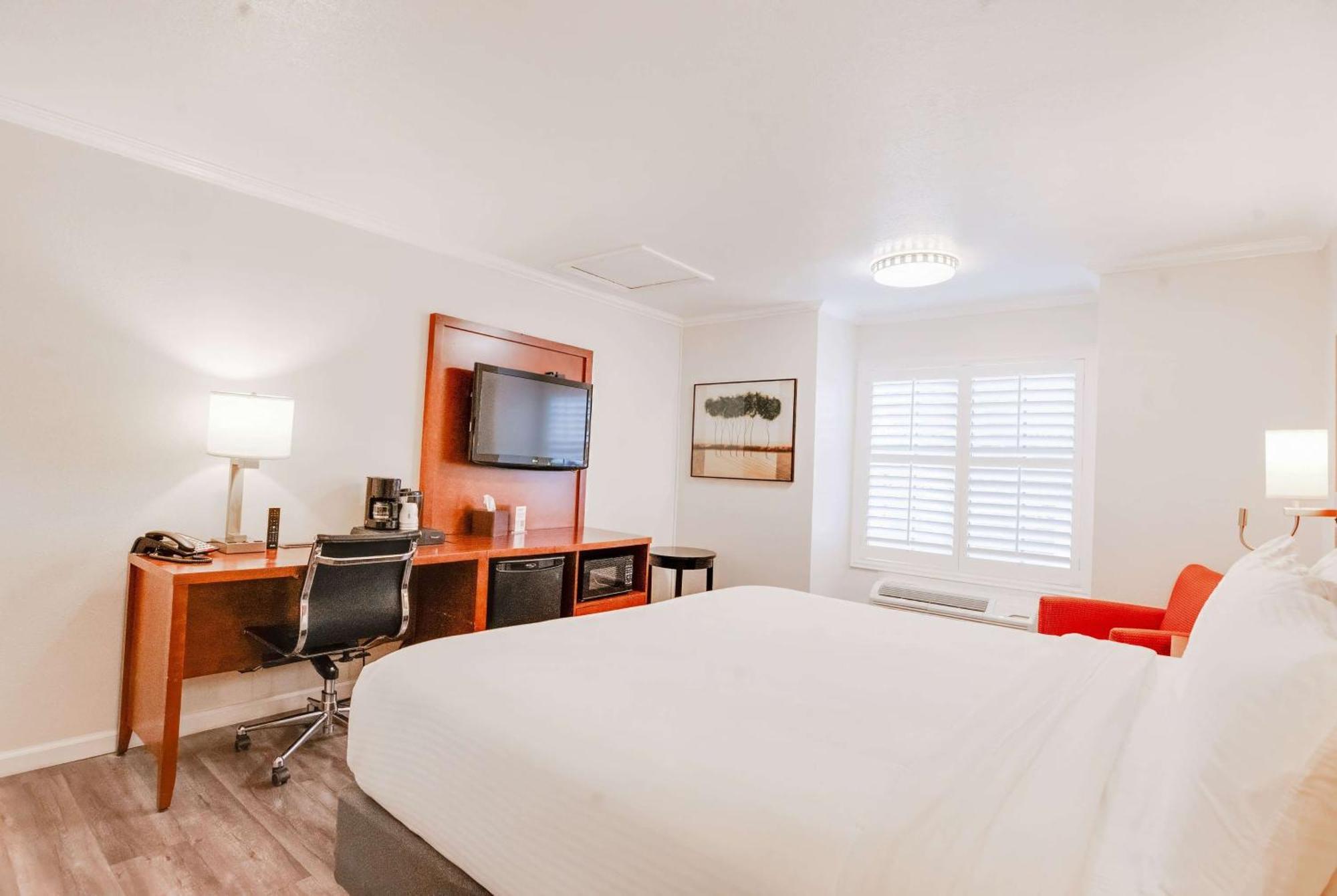 Ramada By Wyndham Mountain View Hotell Exteriör bild