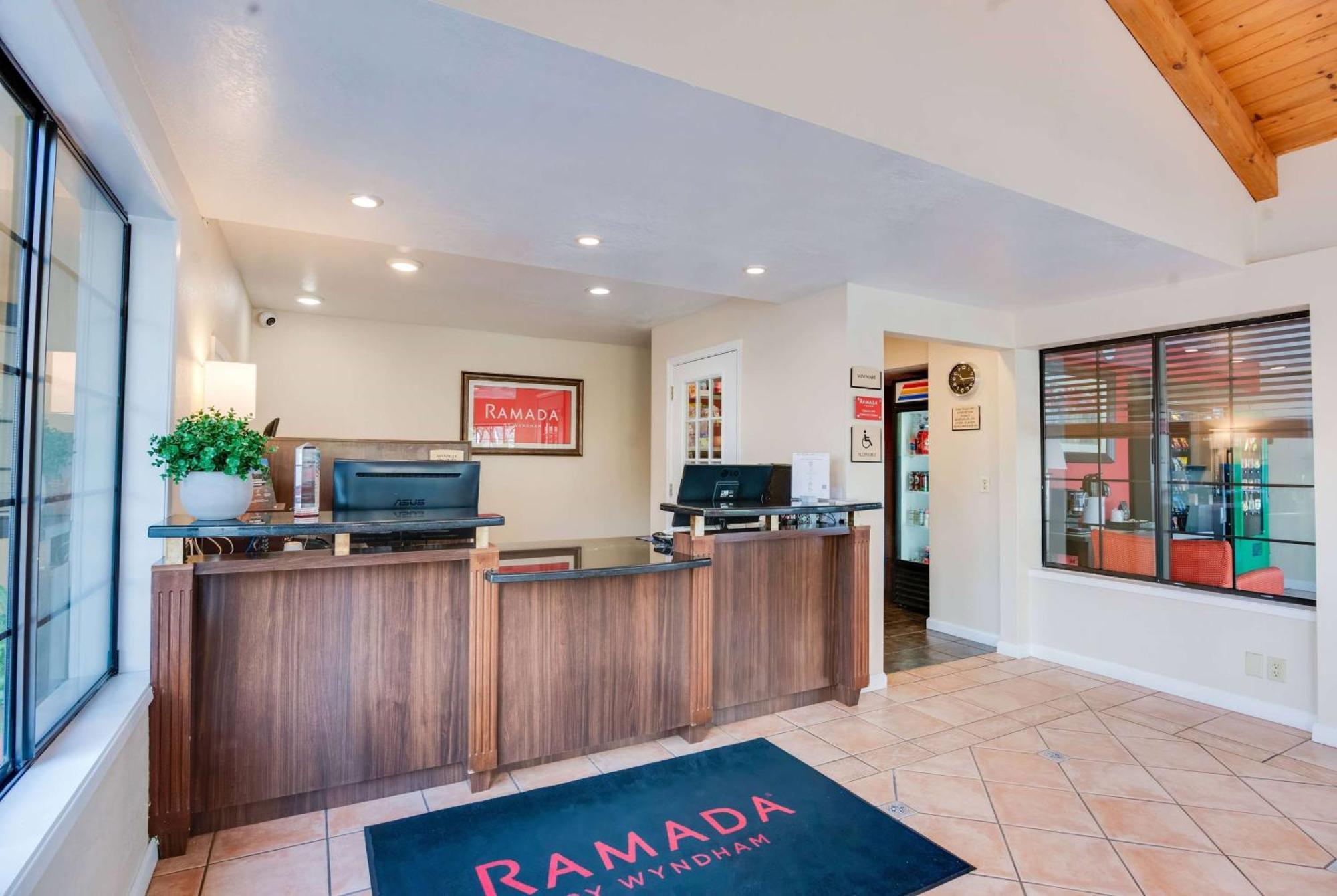 Ramada By Wyndham Mountain View Hotell Exteriör bild