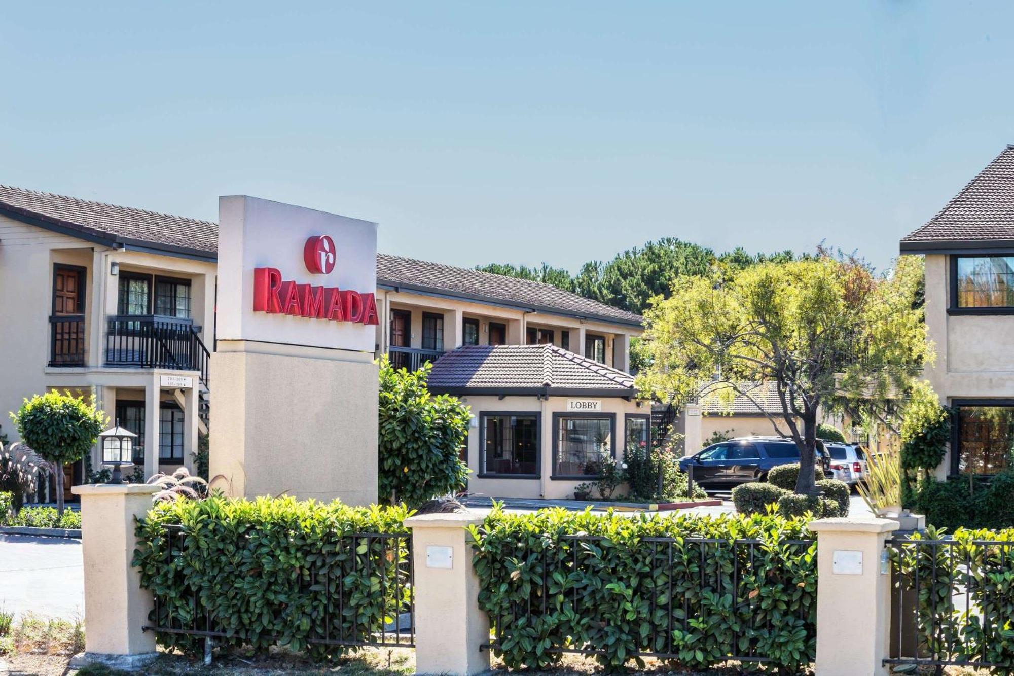 Ramada By Wyndham Mountain View Hotell Exteriör bild